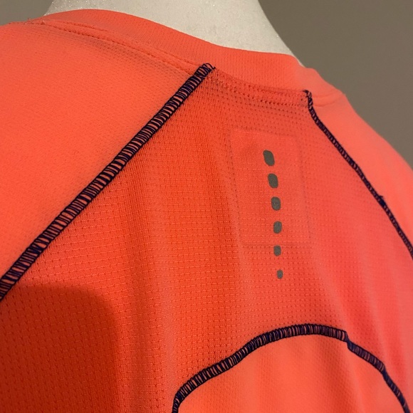 The North Face Athletic T-Shirt - Picture 4 of 5